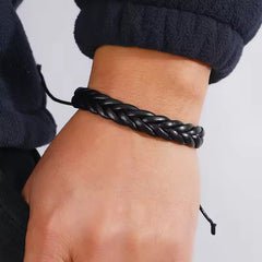 Pulsera de Cuero trenzado con Detalles Varios Modelos en Color Negro