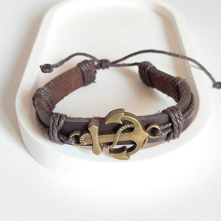 Pulsera De Cuero Trenzado Con diseños Simbólicos en Metal